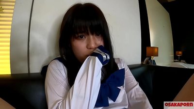 18-годишња Јапанка са малим сисама шприца и оргазма са јебањем прстију и секс играчком. Азијска девојка у школском косплеј костиму пуши у аматерском видеу. Мао 7 ОСАКАПОРН.